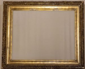 Grande cornice in legno dorato con decorazioni in pastiglia molto lavorata.Francia I° XIX° sec. luce cm.90x71 est. 117x100